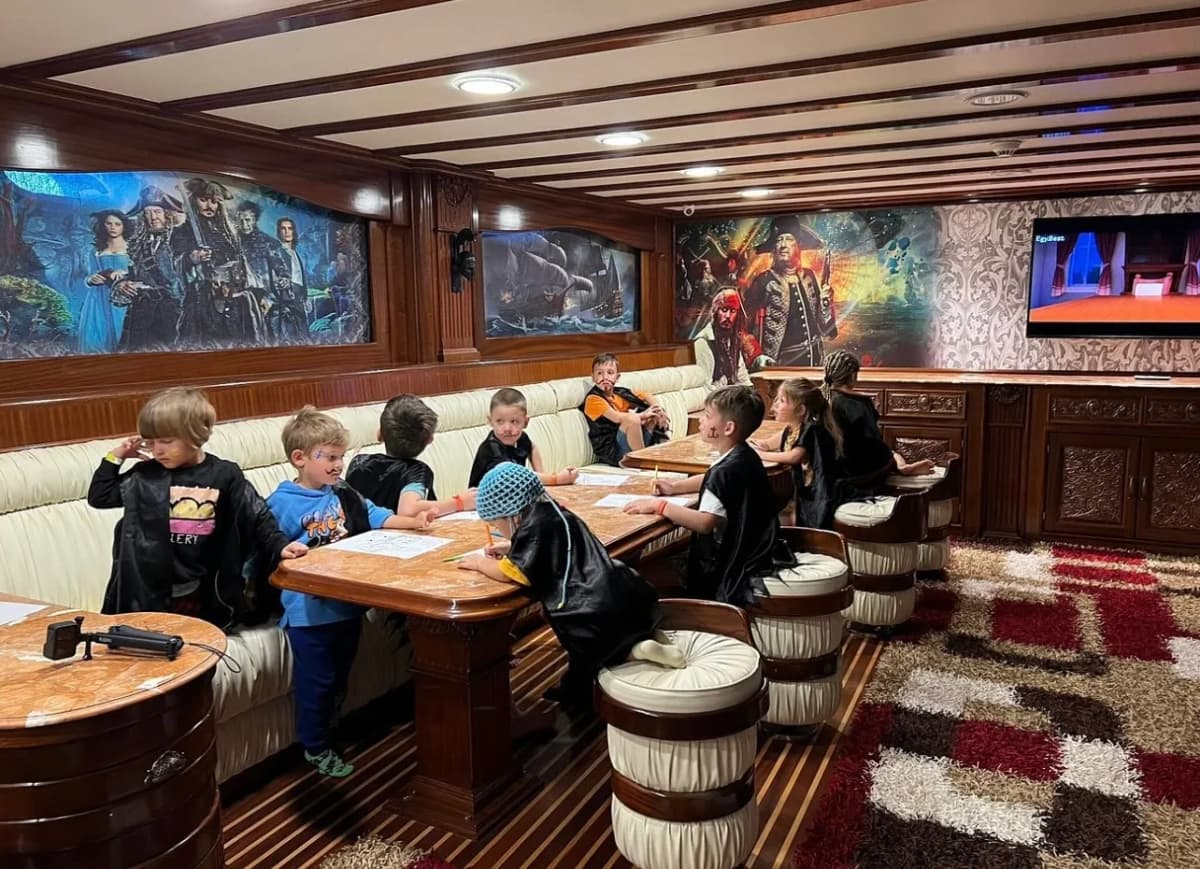 pirates ship salon